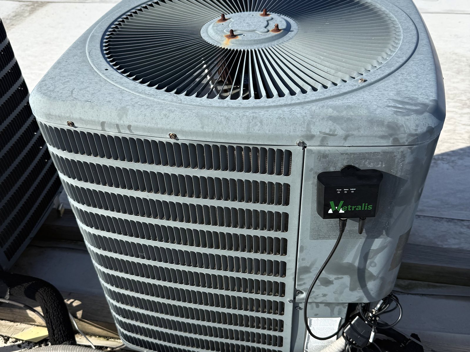 Close-up of a Vetralis monitor mounted on the side of an outdoor condenser